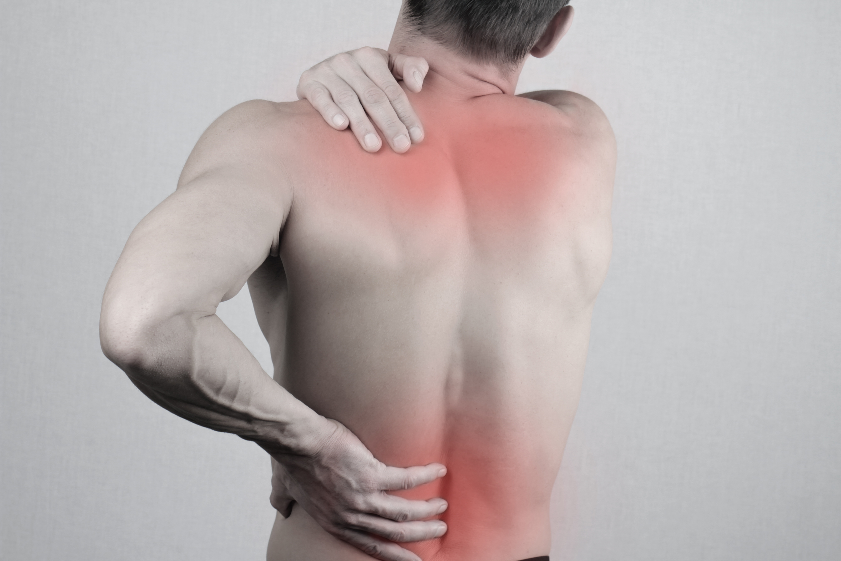 Удар поясницей. Растяжение мышц спины. Болит спина. Спина человека.